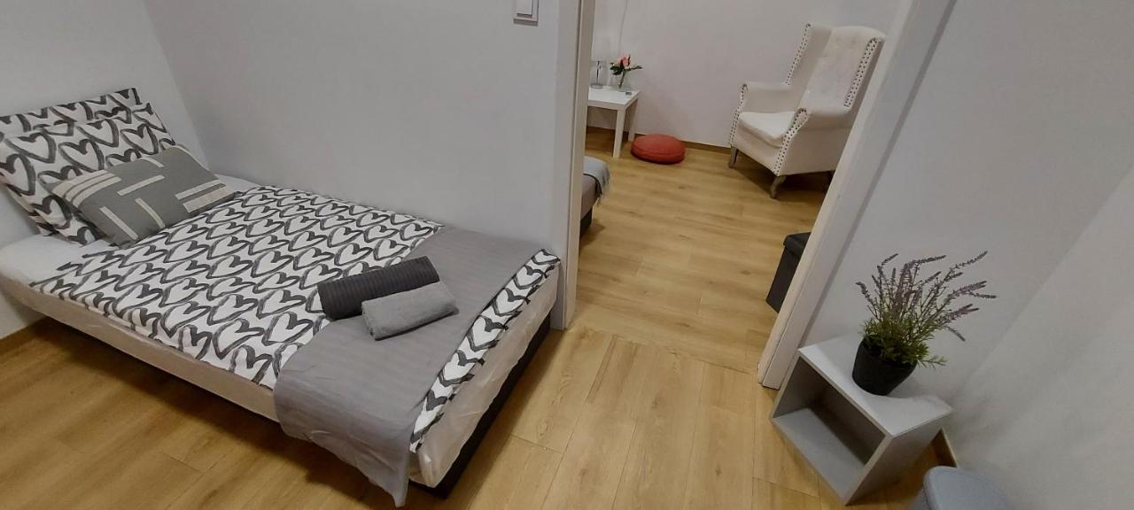 London Fog Apartment In The Party District Budapest Luaran gambar